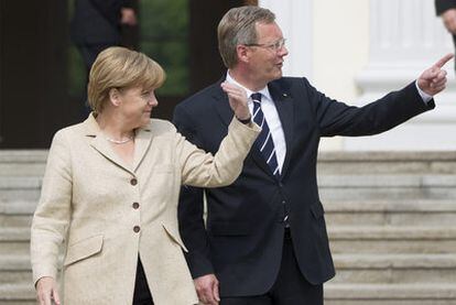 La canciller alemana Angela Merkel y el presidente alemán Christian Wulff, ayer en Berlín.