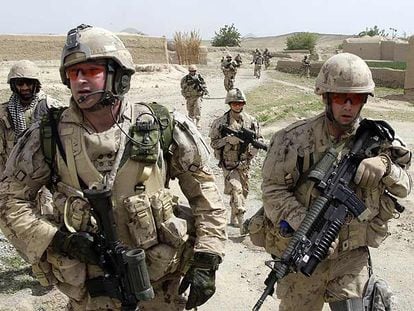 Soldados canadienses de la misión de la OTAN en Afganistán patrullan por un feudo talibán en la provincia de Kandahar.