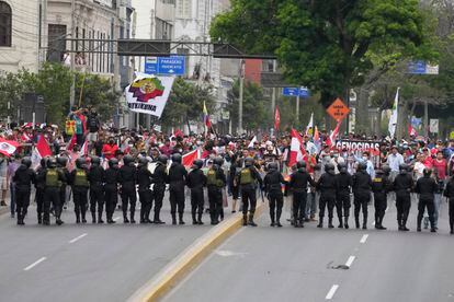 Manifestantes antigubernamentales que viajaron a la capital desde el interior del país se enfrentan a una línea de policías antidisturbios durante una marcha contra la presidenta Dina Boluarte, el día 18.