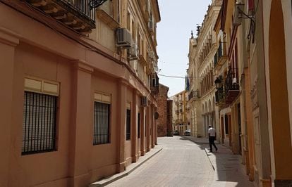 La calle de la Feria con el Ayuntamiento y la iglesia de San Miguel al fondo, en la localidad de Andújar.