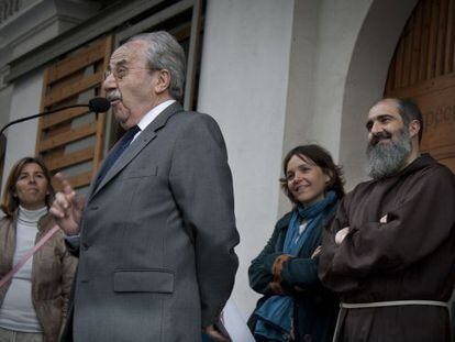 El sobrino nieto de Ubach, Josep Agust&iacute; Castellanos, en el acto. Detr&aacute;s, el monje Jordi Cervera. 