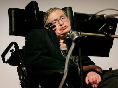 El caso del físico británico Stephen Hawking, que lleva más de medio siglo con la enfermedad, ilustra que la ELA no afecta a la capacidad intelectual.