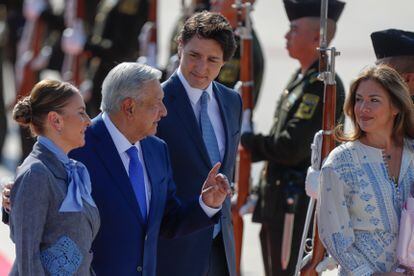 Andrés Manuel López Obrador y su esposa Beatriz Gutiérrez Müller reciben al Primer Ministro de Canadá Justin Trudeau y a su esposa Sophie Grégoire