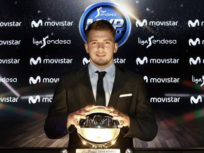 Luka Doncic posa con el trofeo de MVP