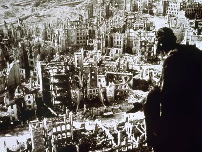 La célebre fotografía de las ruinas de Dresde tras el bombardeo sufrido durante la Segunda Guerra Mundial, vistas desde el Ayuntamiento, que sacó Richard Peter en 1945.