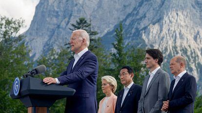 El presidente de EE UU, Joe Biden, comparece junto a la presidenta de la Comisión Europea, Ursula von der Leyen, el primer ministro de Japón, Fumio Kishida, el primer ministro de Canadá, Justin Trudeau, y el canciller de Alemania, Olaf Scholz, durante la cumbre del G-7, celebrada en Alemania el pasado junio. 