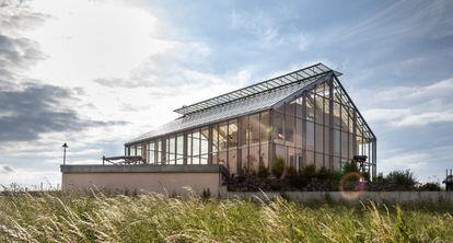 Una casa con paneles fotovoltaicos como techo.