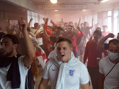 Seguidores ingleses en el interior del estadio de Wembley.