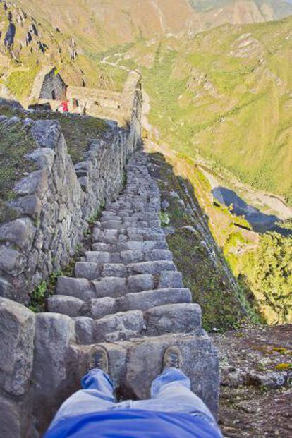 Vertiginosas escaleras construidas por los incas que suben hasta la cima del Huayna Picchu, privilegiado mirador sobre la ciudad perdida de Machu Picchu.