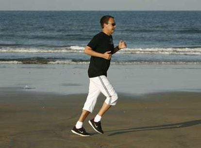 Zapatero, corriendo a primera hora de la mañana en la playa de Sanlúcar de Barrameda, Cádiz.