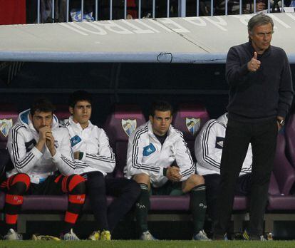 Mourinho da órdenes con Casillas en segundo término.