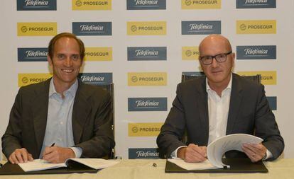Christian Gut, consejero delegado de Prosegur (izquierda) y Ángel Vilá, su homólogo de Telefónica, en una imagen facilitada por ambas empresas.