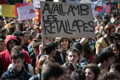 Un estudiante sostiene un cartel con el lema: "Abajo con los recortes", en un momento de la manifestación en Barcelona.