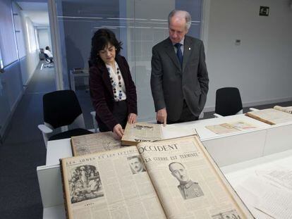 Juan María Atutxa e Irune Zuloaga observan documentación histórica sobre el nacionalismo vasco en la sede de la Fundación Sabino Arana, en Bilbao