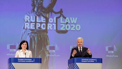 La vicepresidenta de la Comisión Europea, Vera Jourová, y el comisario de Justicia, Didier Reynders, en la rueda de prensa por el Informe Anual sobre el Estado de Derecho, en Bruselas, el 30 de septiembre de 2020.