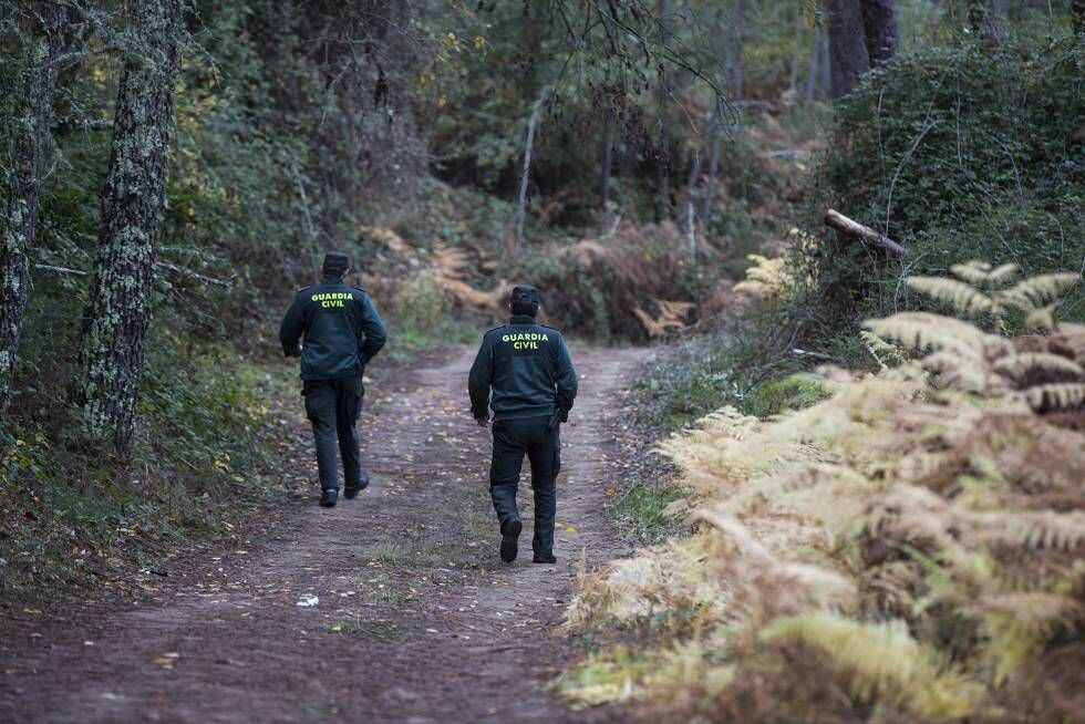 Dos agentes de Lobios caminan por el parque natural trasfronterizo Baixa Limia-Serra do Xurés.