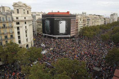 Los manifestantes bloquean una calle de Barcelona.