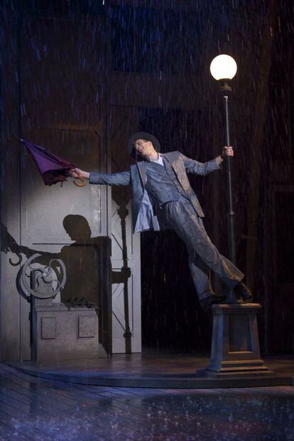 Adam Cooper en un momento del musical del West End &#039;Cantando bajo la lluvia&#039;.
