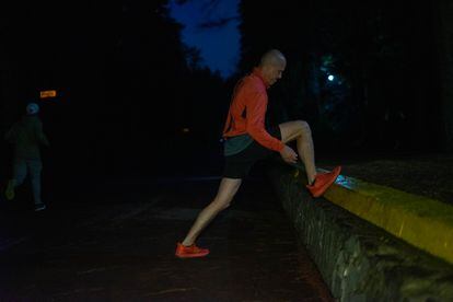 Motta estira antes de empezar a correr en el bosque de Tlalpan, en el sur de la Ciudad de México.