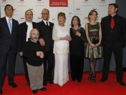 Desde la izquierda, David Mora, Jos&eacute; Ibarrola, Emilio Gavira, Tom&aacute;s Pandur, director de La ca&iacute;da de los dioses; Gemma Cuervo, Julieta Serrano, Olaia Gil y Carmelo G&oacute;mez, ayer antes de la entrega de los Premios Ercilla.