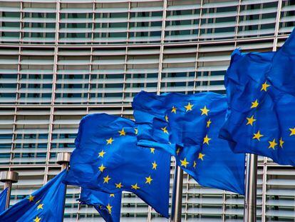Banderas de la UE en la sede de la Comisi&oacute;n Europea, en Bruselas.