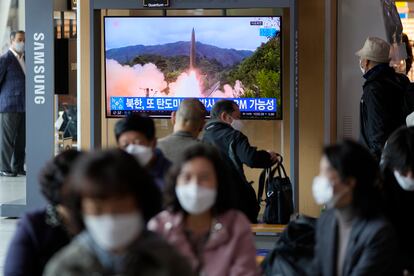 Una pantalla en una estación de tren en Seúl (Corea del Sur) informa del lanzamiento del misil por parte de Corea del Norte, este martes.