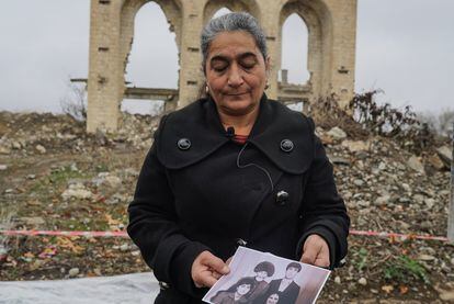 Los precedentes para las familias de los desaparecidos no son halagüeños. Azerbaiyán aún busca a más de 4.000 soldados y civiles de los que no se tiene noticias desde la primera guerra del Karabaj. En la imagen, Malahat Guliyeva muestra una fotografía familiar en la que aparece su marido, desaparecido en 1993 cuando se dirigía al frente de Agdam.