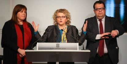 De izquierda a derecha, Núria Garcia, Marina Geli y Joan Ignasi Elena, en el Parlament.