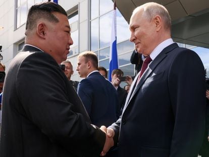 El líder de Corea del Norte, Kim Jong-un, saludaba este miércoles al presidente ruso, Vladímir Putin, en el cosmódromo Vostochni, en la región rusa de Amur.