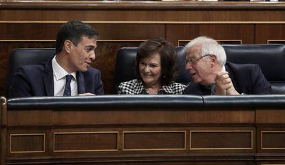 Pedro Sánchez, junto a la vicepresidenta del Gobierno, Carmen Calvo y el ministro de Asuntos Exteriores, Josep Borrell en el Congreso.