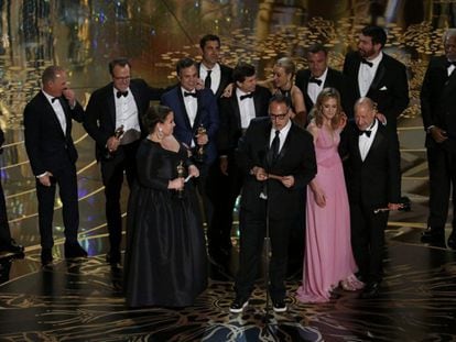 El productor Michael Sugar recoge el Oscar a mejor película por 'Spotlight'.