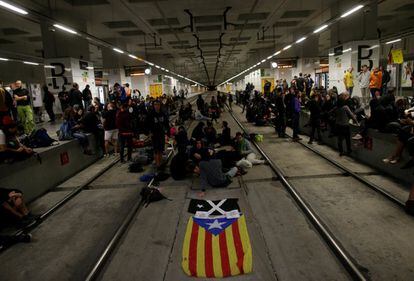 Un grupo de independentistas corta las vías del AVE este lunes en la estación de Girona.