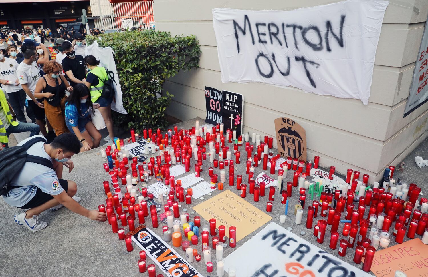 Velas En Mestalla En Protesta Contra Peter Lim Deportes El Pais