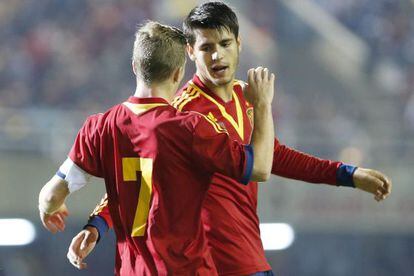 Muniain y Morata celebran un gol en el partido contra Bosnia.
