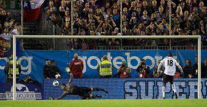 Pinto detiene un penalti a Young.