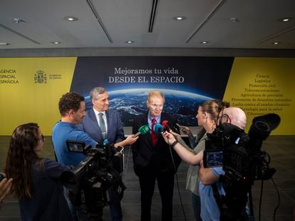 El administrador de la NASA, Bill Nelson, a la derecha, junto al director de la Agencia Espacial Española y coordinador del PERTE Aeroespacial, Miguel Belló, atienden a los medios de comunicación, esta mañana, en Sevilla.