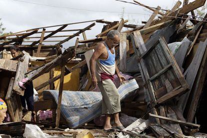 Un hombre busca sus pertenencias entre las ruinas de su casa en Aguacate, Cuba, tras el paso del huracán Sandy.