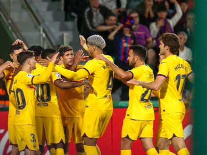 Lewandowski celebra el gol junto a sus compañeros del Barça.