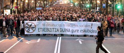 Cabecera de la manifestación en Bilbao en contra de los desahucios.