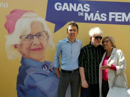 El cineasta Pedro Almodóvar (c) ha acudido este sábado a apoyar a la alcaldesa de Madrid Manuela Carmena, en el acto de feminismo que la candidata de Más Madrid celebra junto a Iñigo Errejón (izq).