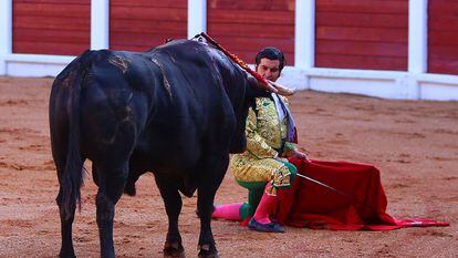 Morante de la Puebla se desplanta ante el toro 'Feminista', el pasado 15 de agosto en Gijón.