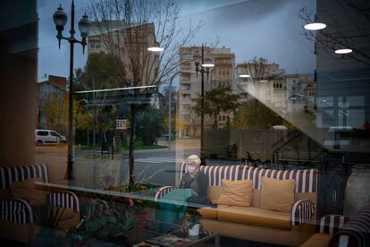 Una mujer mira por la ventana en una residencia en Barcelona el pasado 18 de diciembre.