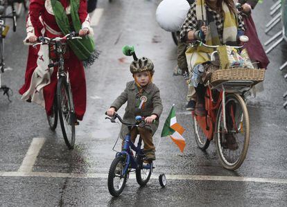 Un niño participante del desfile de San Patricio en las calles de Dublín, en Irlanda.