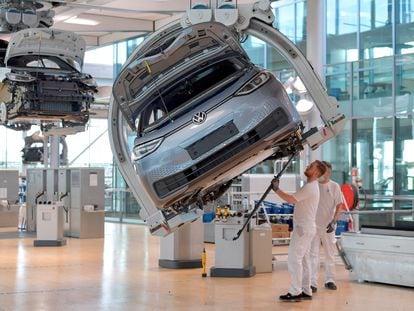 Unos empleados trabajan en la línea de montaje de coches eléctricos de Volkswagen en Dresde.
