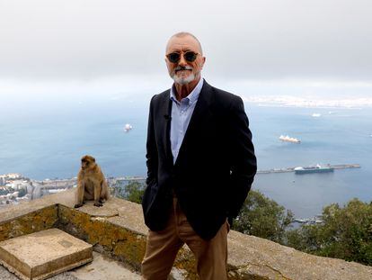 El escritor Arturo Pérez Reverte, con la bahía de Algeciras de fondo, durante la presentación en Gibraltar de su novela 'El italiano'.