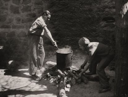 Dos soldados cocineros preparando la comida. Los negativos estuvieron décadas perdidos y fueron comprados por un coleccionista en Perpiñán.