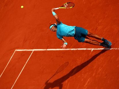 Nadal sirve durante el partido contra Del Potro en París.