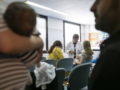 Personas esperando en un centro sanitario de Goya, en Madrid, el pasado año.