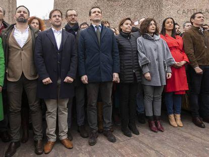 Pablo Casado (centro) y Albert Rivera (segundo por la derecha) y Santiago Abascal (segundo por la izquierda) juntos en una concentración en la plaza de Colón de Madrid. En vídeo, el secretario general de Vox, Ortega Smith, prometió "echar" a Carmena anoche.