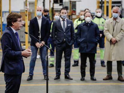 El alcalde de Madrid, José Luis Martínez-Almeida, en un acto celebrada en las instalaciones de la EMT.